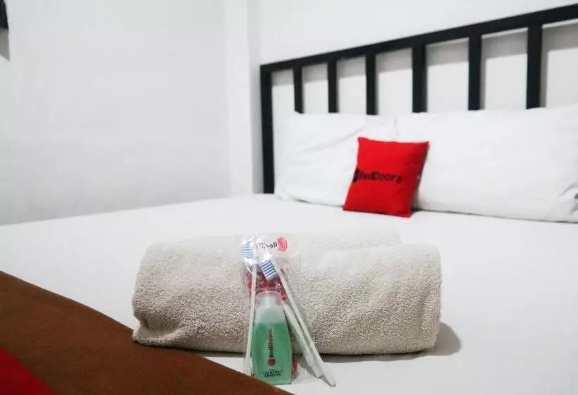 ホテル Reddoorz At Jalan Somba Opu Losari