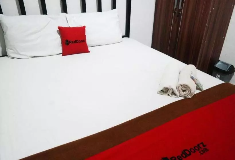 ホテル Reddoorz At Jalan Somba Opu Losari
