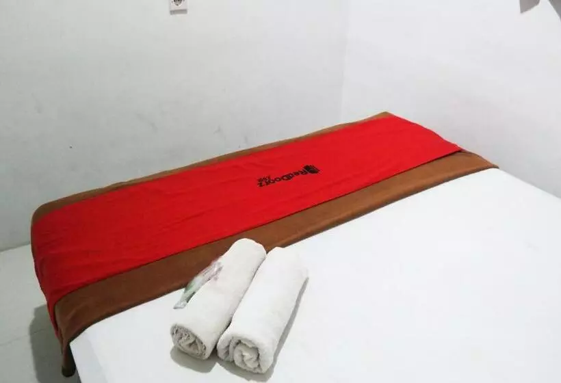 ホテル Reddoorz At Jalan Somba Opu Losari