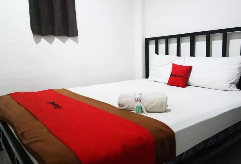 ホテル Reddoorz At Jalan Somba Opu Losari