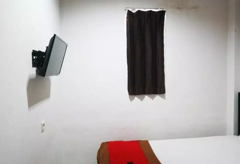 ホテル Reddoorz At Jalan Somba Opu Losari