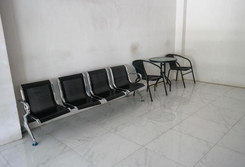 בית מלון כפרי Reddoorz At Jalan Somba Opu Losari