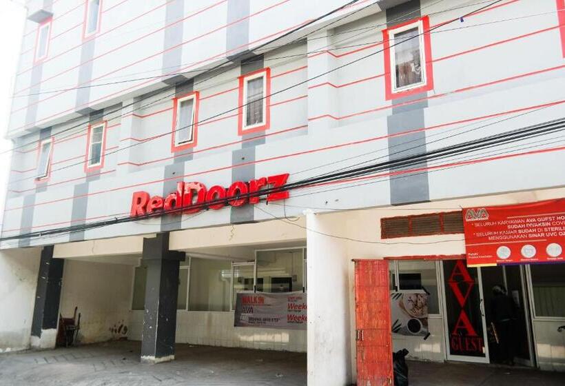 בית מלון כפרי Reddoorz At Jalan Somba Opu Losari