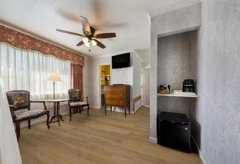 酒店 Carmel Inn & Suites