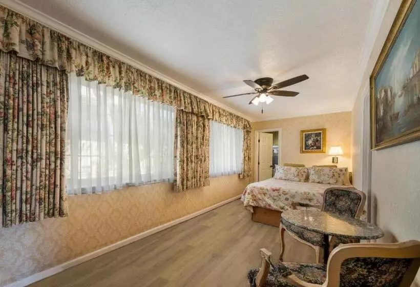 酒店 Carmel Inn & Suites