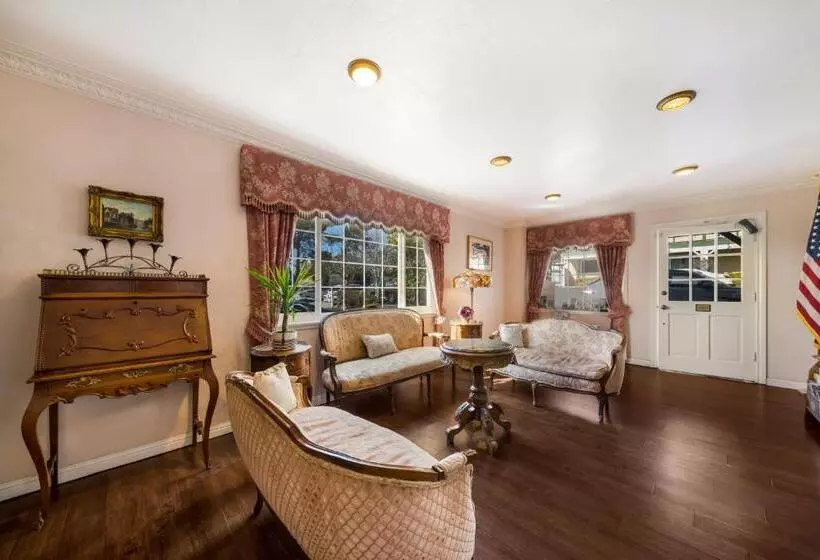 酒店 Carmel Inn & Suites