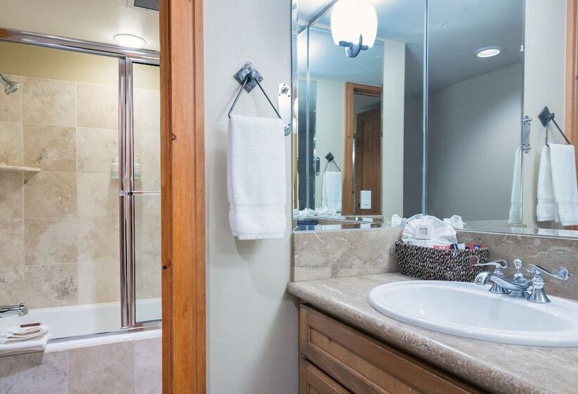 هتل Inn At Lost Creek