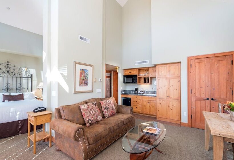 هتل Inn At Lost Creek