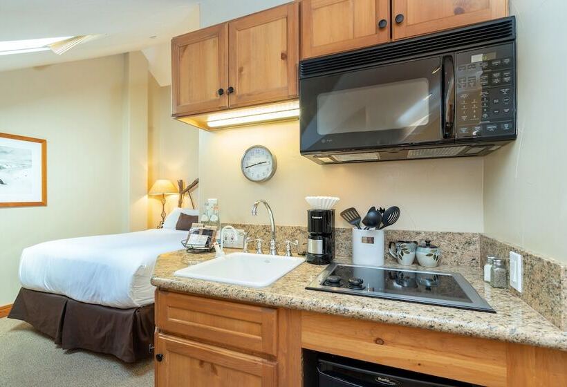 هتل Inn At Lost Creek