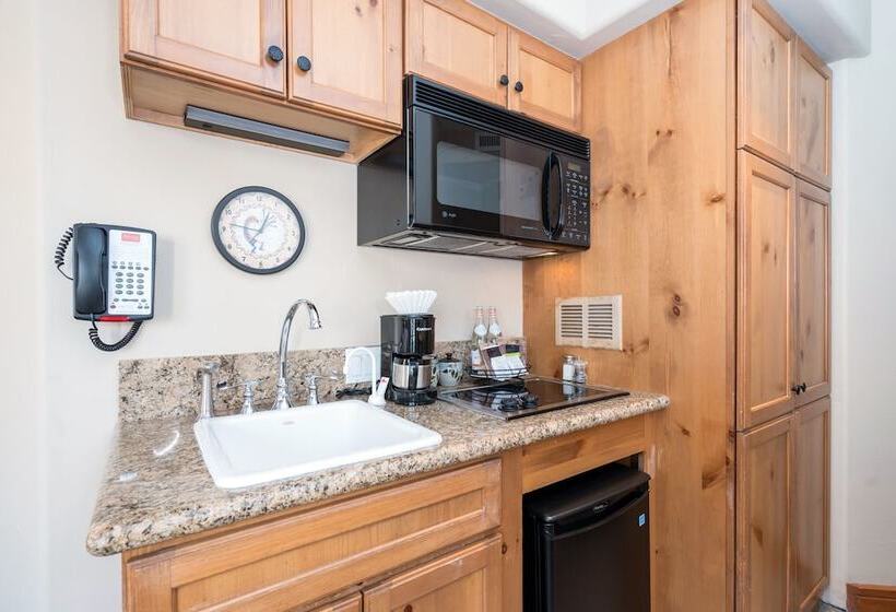 هتل Inn At Lost Creek