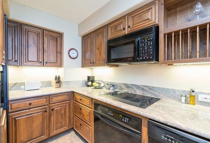 هتل Inn At Lost Creek