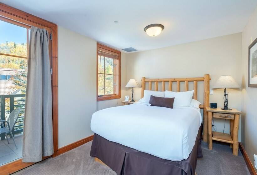 هتل Inn At Lost Creek