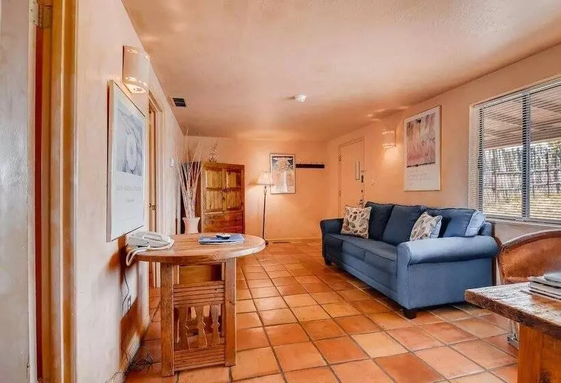 هتل Pecos Trail Inn