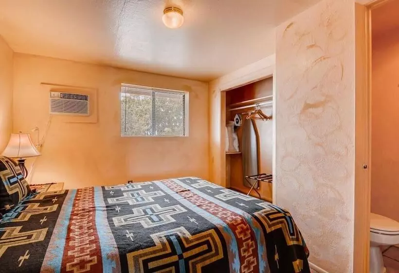 هتل Pecos Trail Inn