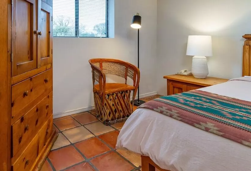 هتل Pecos Trail Inn