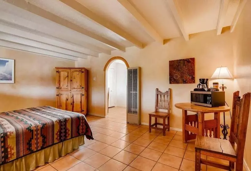 هتل Pecos Trail Inn
