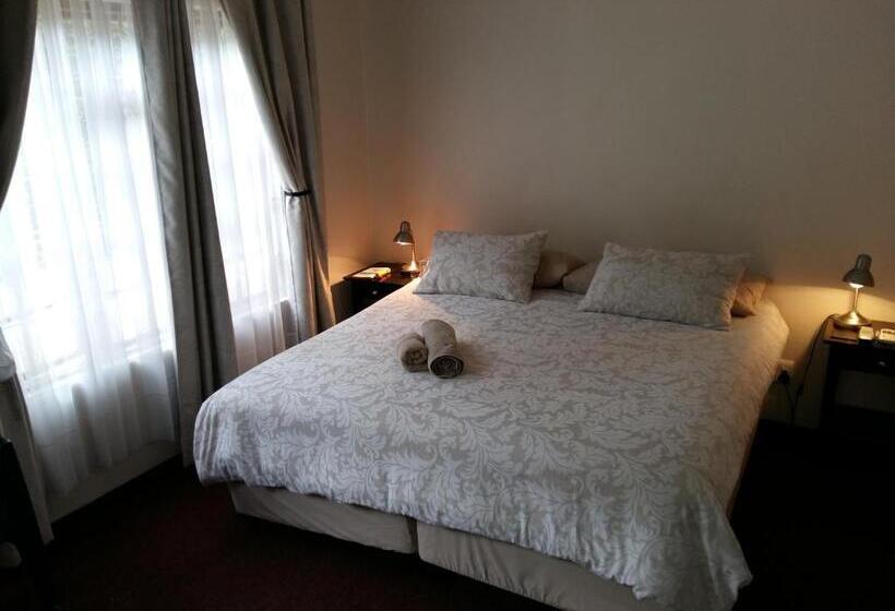 Пансион Pine Tree Lodge Pe