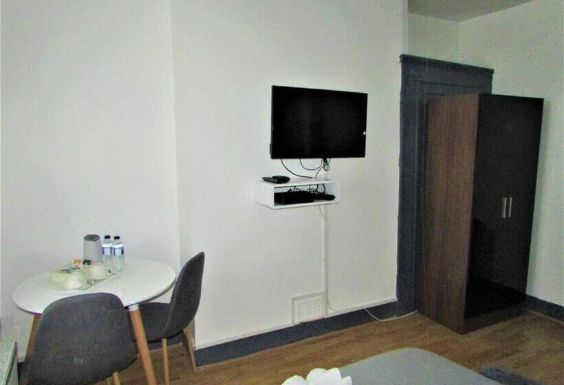 פנסיון Home Away From Home