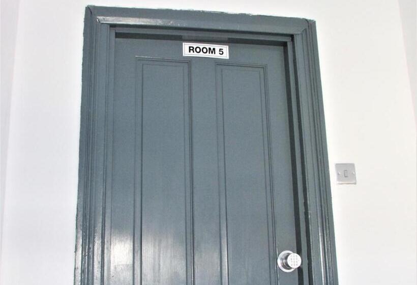 פנסיון Home Away From Home