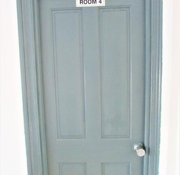 פנסיון Home Away From Home