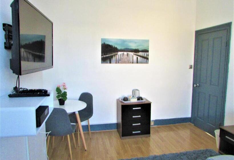 פנסיון Home Away From Home