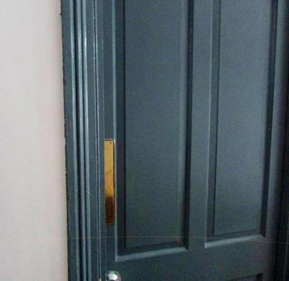 פנסיון Home Away From Home