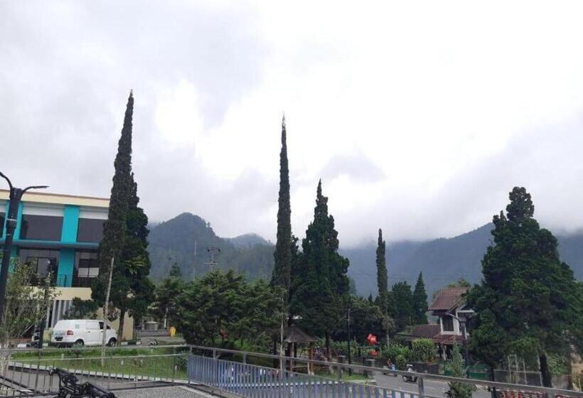 בית מלון כפרי Grand Bintang Tawangmangu