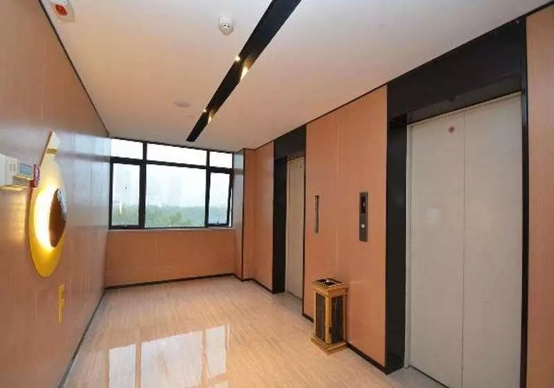 هتل Iu  Zhengzhou Lvcheng Square Subway Station Branch