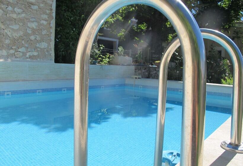 مبيت وإفطار Loucardalines