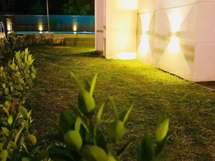 ホテル Nethmini Regency