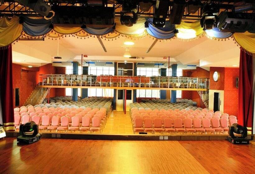 בית מלון כפרי Regant Lake Palace