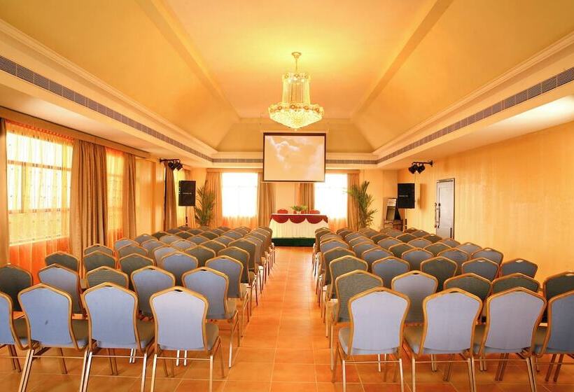 בית מלון כפרי Regant Lake Palace