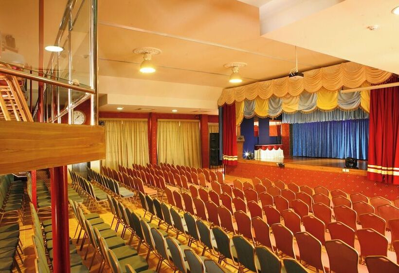 בית מלון כפרי Regant Lake Palace