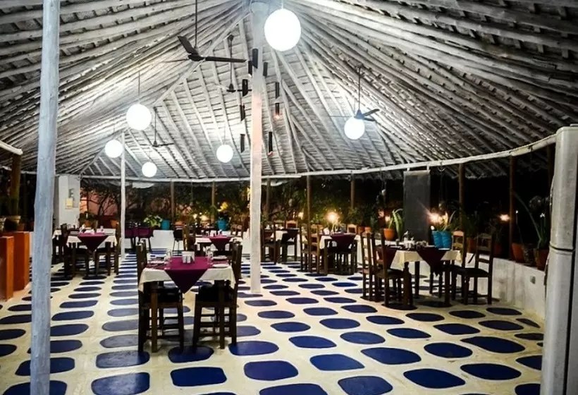 Hotelli Regenta Resort Century