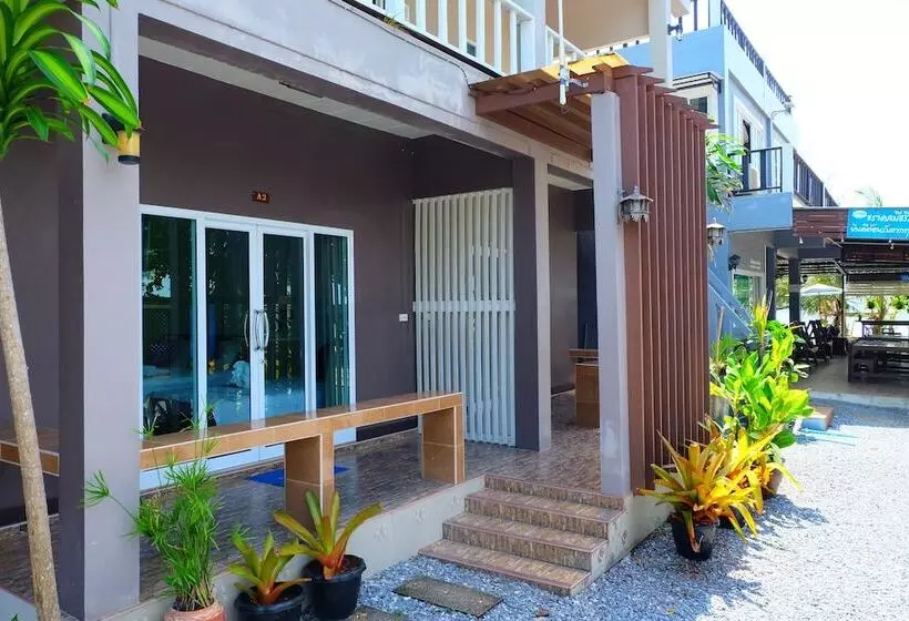 Hotelli Tharadol Beach Resort