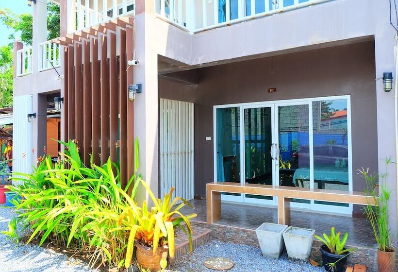 Hotel Tharadol Beach Resort