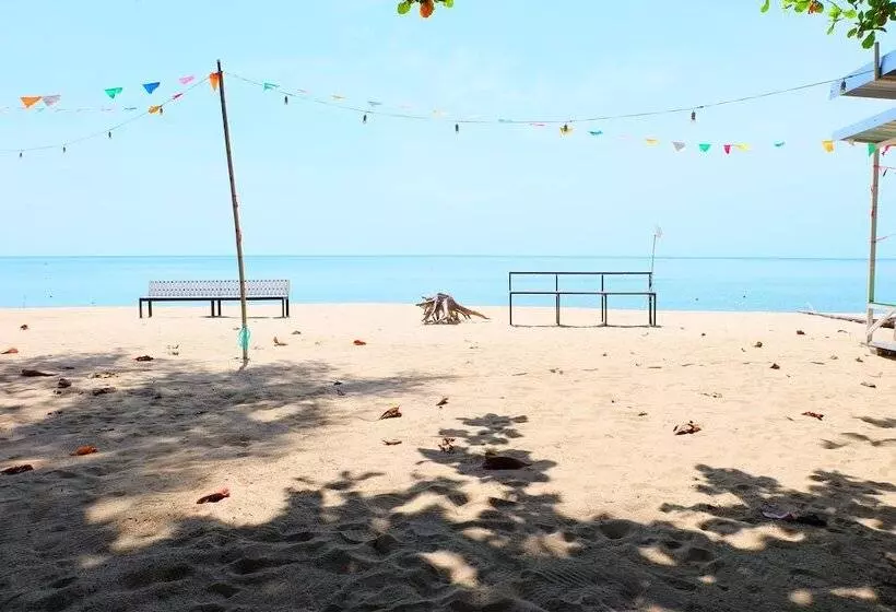 Hotelli Tharadol Beach Resort