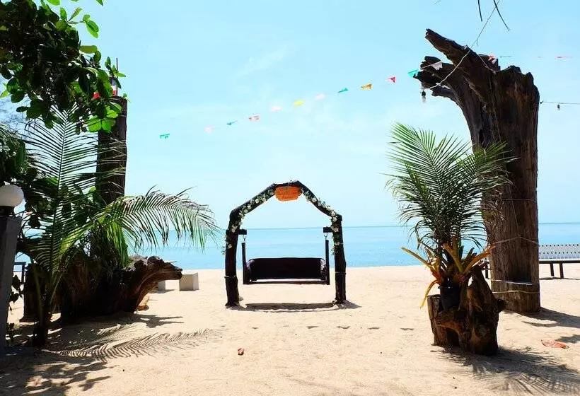 Hotelli Tharadol Beach Resort