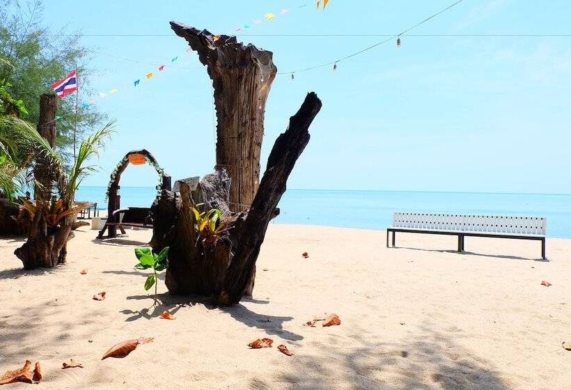 Hotel Tharadol Beach Resort