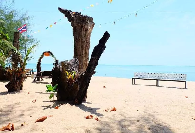 Hotelli Tharadol Beach Resort