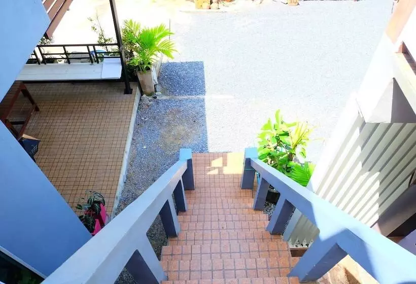 Hotelli Tharadol Beach Resort