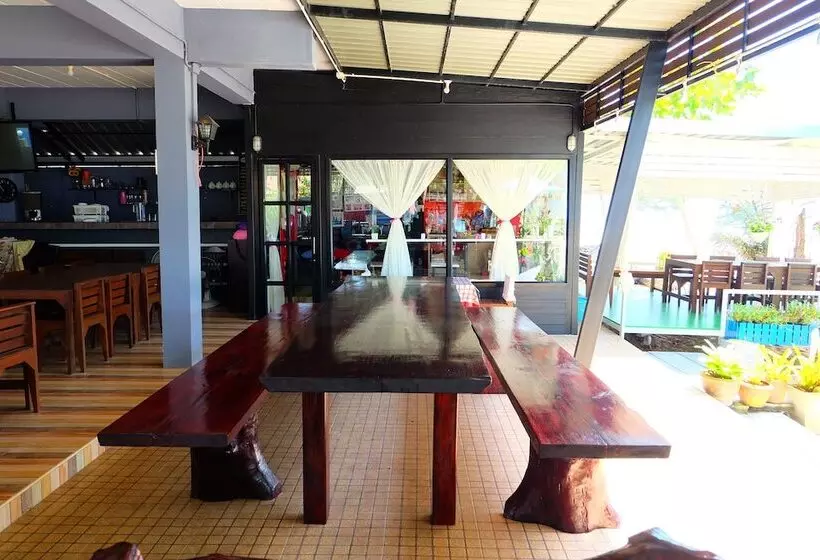 Hotelli Tharadol Beach Resort