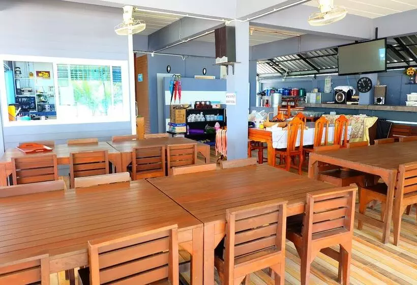 Hotelli Tharadol Beach Resort