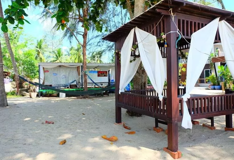 Hotelli Tharadol Beach Resort