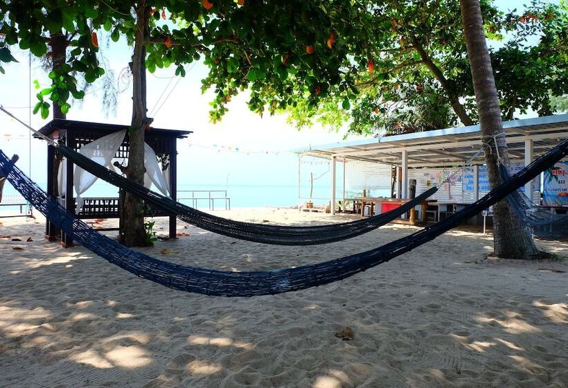 Hotel Tharadol Beach Resort