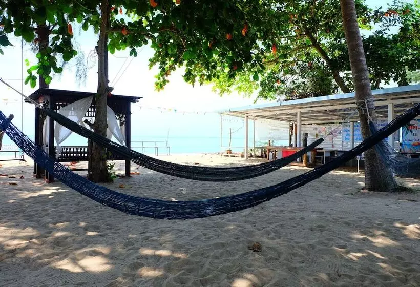 Hotelli Tharadol Beach Resort