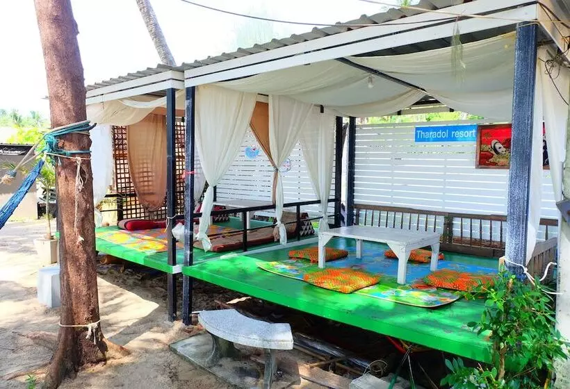 Hotelli Tharadol Beach Resort