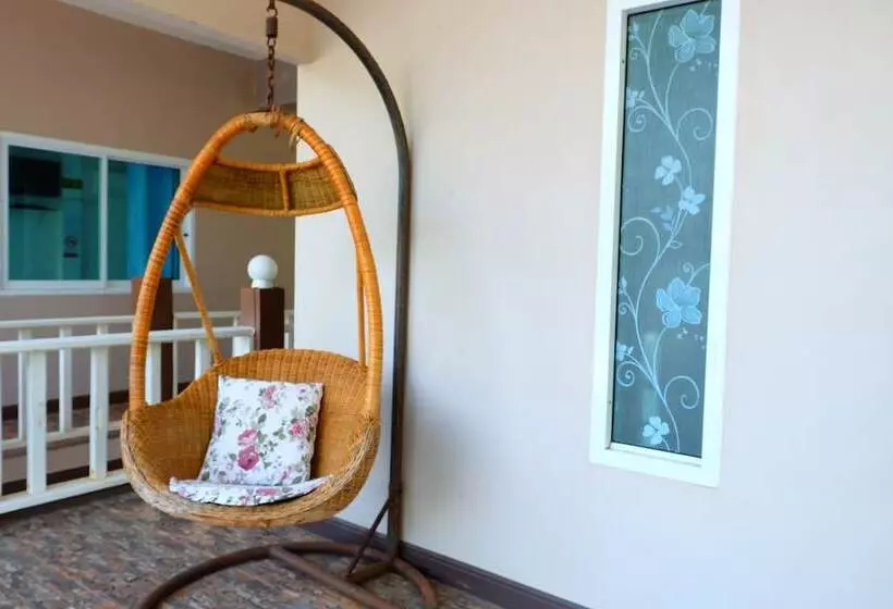 Hotelli Tharadol Beach Resort