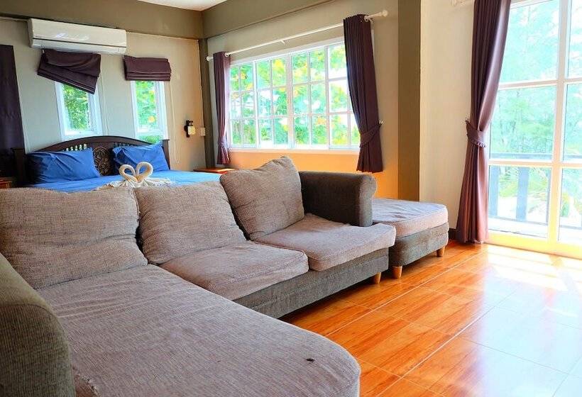 Hotel Tharadol Beach Resort