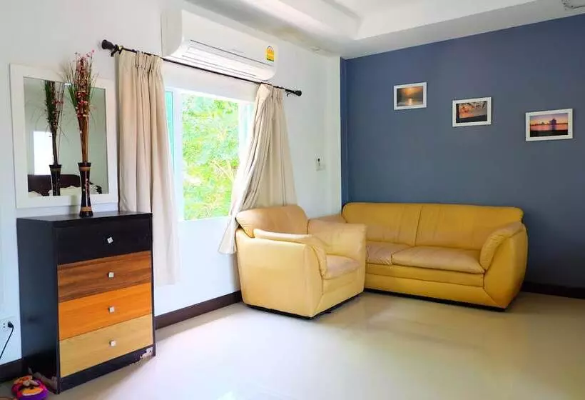 Hotelli Tharadol Beach Resort